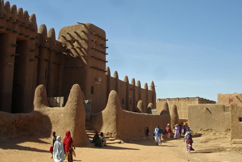 Masjid Kuno Djene di Mali yang megah terbuat dari batu bata dan lumpur sebagai perekat dan dinding.