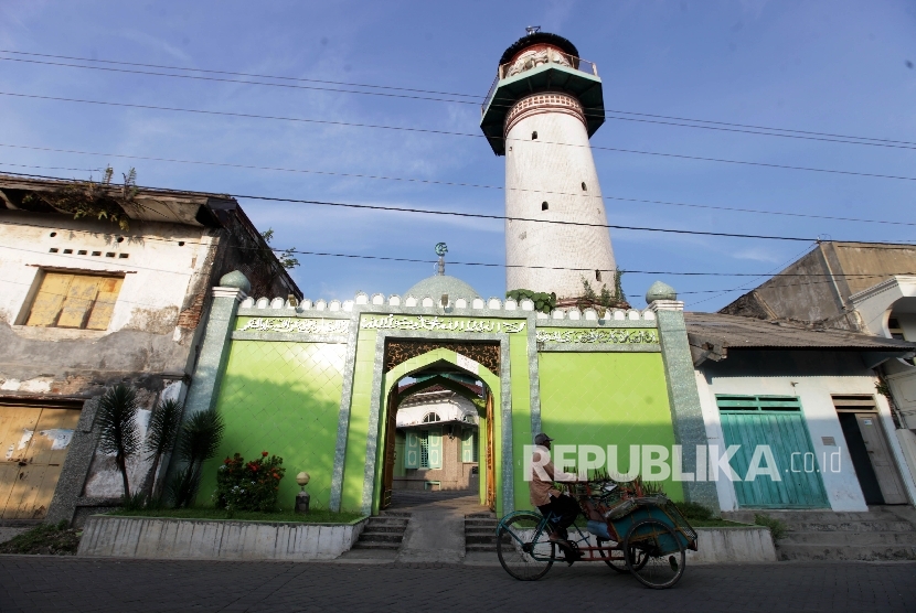 Masjid Layur merupakan salah satu bangunan kuno berupa masjid tua di kota Semarang ini disebut pula Masjid Menara Kampung Melayu