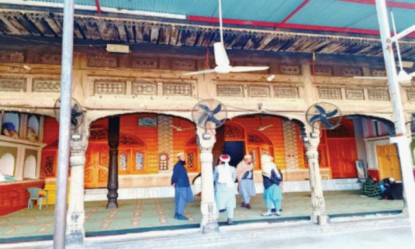 Masjid Loi dibangun pada masa pemerintahan Ghazi Umra Khan. 