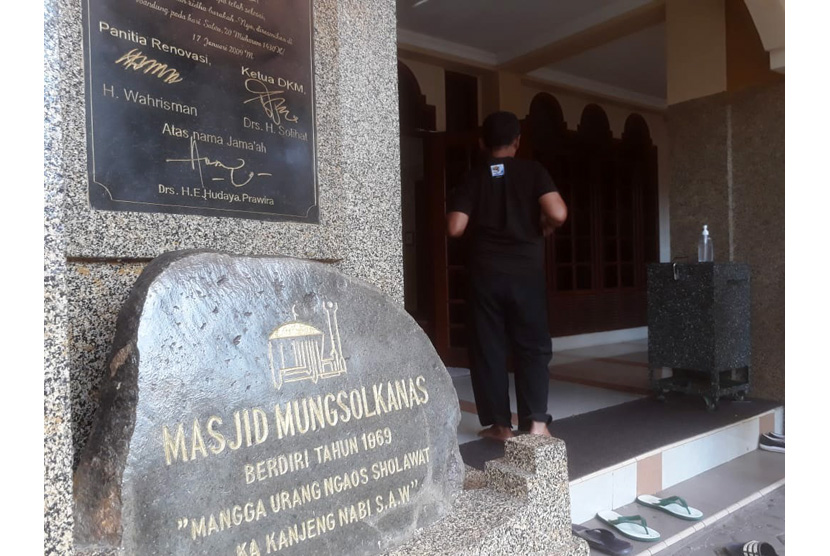 Masjid Mungsolkanas di Jalan Cihampelas Kota Bandung menjadi salah satu masjid tua berdiri tahun 1869, Rabu, (21/4). 