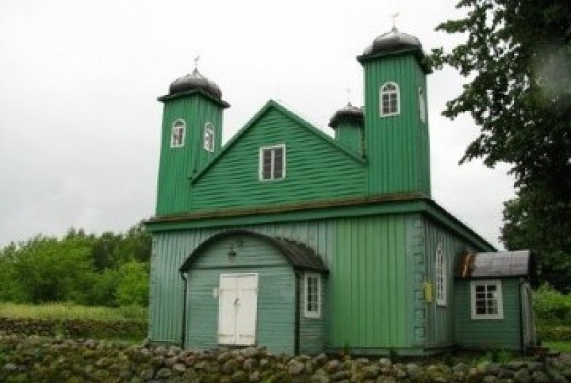 Masjid muslim Tartar. Muslim Tartar Polandia banyak menetap di perbatasan Liuthania dan Belarusia.