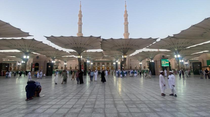 Masjid Nabawi di Kota Madinah, Arab Saudi. Satu jamaah haji Indonesia asal Garut bernama Upan Supan Anas (71 tahun) meninggal dunia karena serangan jantung di Kota Madinah, Senin (13/5/2024) WAS.