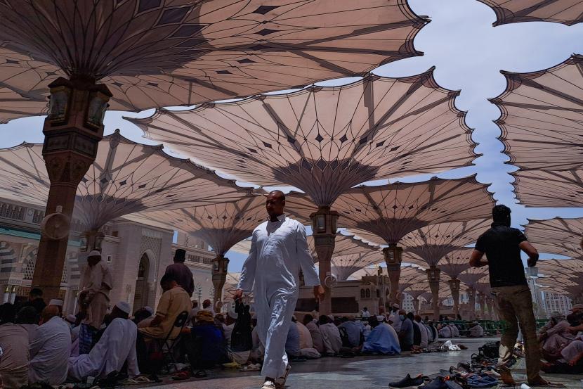 Masjid Nabawi dipadati jamaah dari berbagai negara usai melaksanakan rangkaian ibadah haji di Makkah.