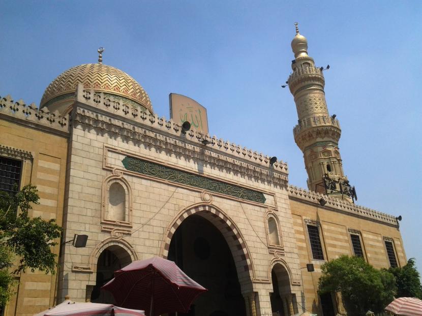 Masjid Nafisa di Kairo, Mesir.