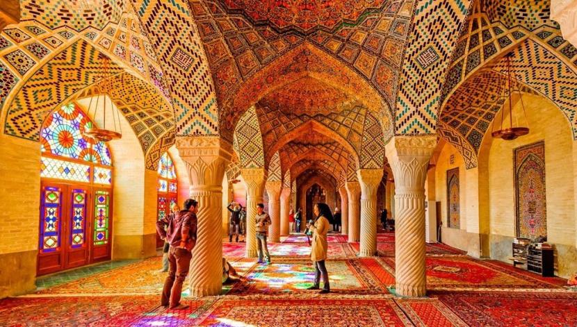 Masjid Pink Iran Masuk Destinasi Perjalanan Terbaik 2020. Masjid Nasir al-Molk di Iran yang dikenal sebagai Masjid Pink masuk ke dalam daftar tujuan perjalanan terbaik 2020 oleh Conde Nast Traveler, sebuah majalah perjalanan dan gaya hidup yang berbasis di New York.