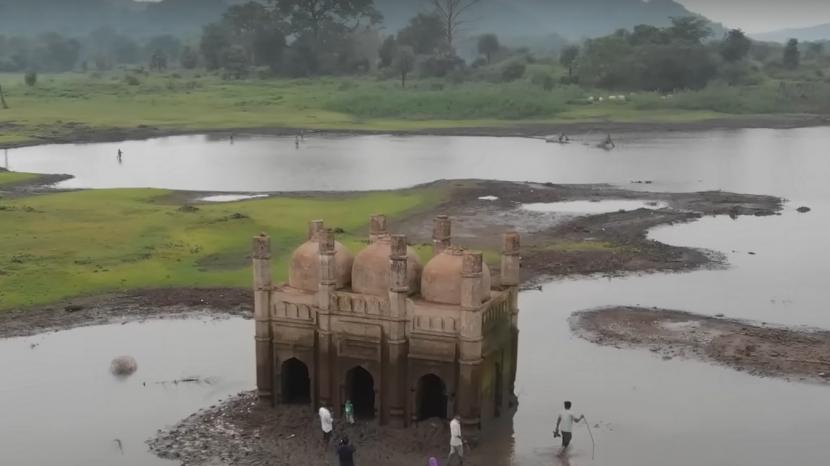 Masjid Noori muncul ke permukaan setelah Bendungan Phulwaria, Bihar, sebuah negara bagian timur laut di India mengering. Kekeringan Munculkan Masjid yang Terendam Waduk Lebih dari 30 Tahun
