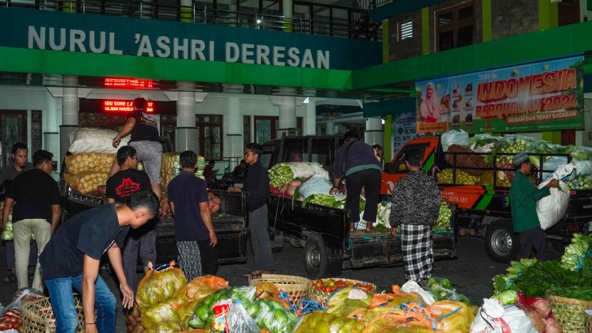 Masjid Nurul Ashri di Jalan Deresan, Manggung, Caturtunggal, Depok, Kabupaten Sleman, DIY membeli sayur dari petani ketika harga anjlok. Sayuran yang dibeli bahkan lebih dari lima ton tiap pekannya. 