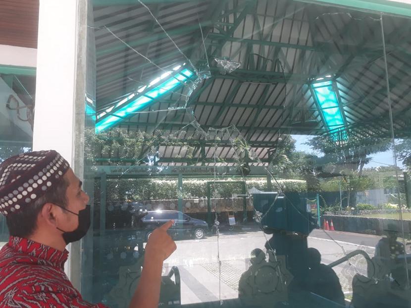 Masjid Nurul Jamil di Jalan Bukit Dago Selatan, Kota Bandung Dirusak oleh orang tidak dikenal Rabu (24/9) sekitar pukul 06.00 Wib. Tiga kaca jendela rusak parah akibat dilempar batu bata.