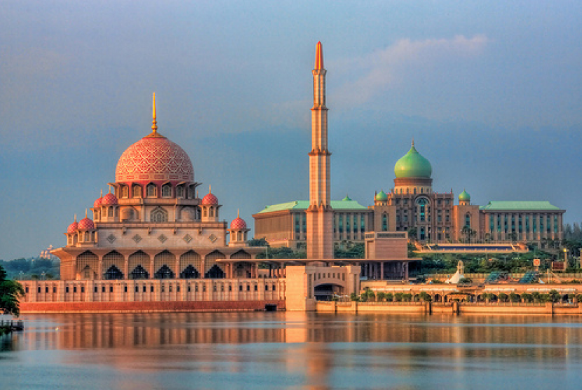 Masjid Putra di Putrajaya, Malaysia.