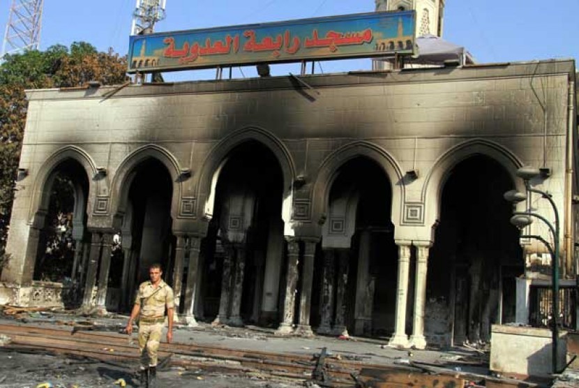  Masjid Rabaa Al-Adawiya yang hangus dibakar pasukan keamanan Mesir di Nasr City, Kairo, Jumat (16/8).