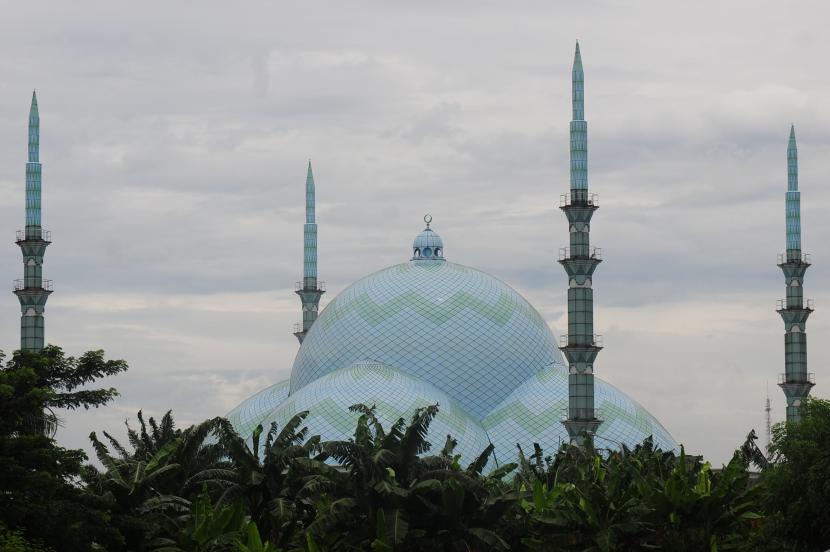 Masjid Raya al-Azhom di Tangerang, Banten, menampilkan corak khas masjid berkubah raksasa.