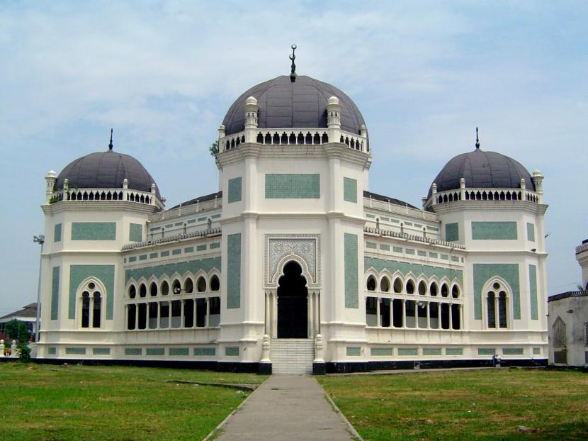 Masjid Raya al-Mashun atau Masjid Raya Medan di Medan, Sumatra Utara.