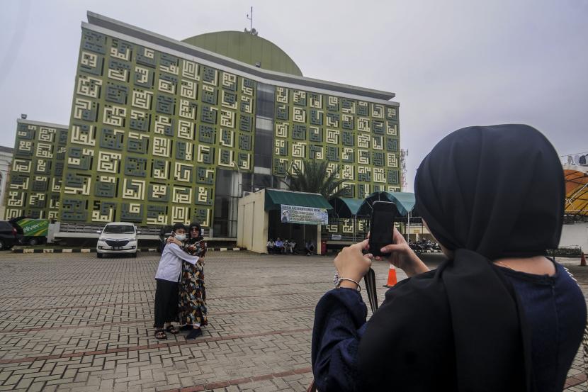 Masjid Raya Asmaul Husna yang berlokasi di kawasan Gading Serpong, Kabupaten Tangerang, Banten.