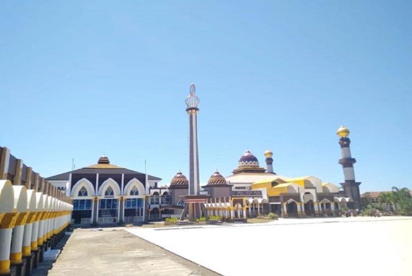 Masjid Raya Baitul Izzah, Bengkulu. 