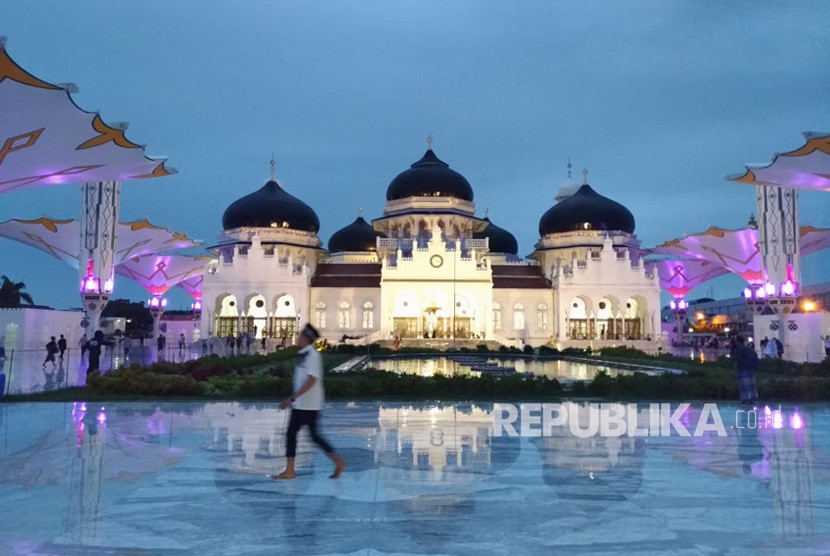 Majelis Permusyawaratan Ulama mendukung penuh syariat Islam di Aceh. Masjid Raya Baiturrahman, Banda Aceh. 