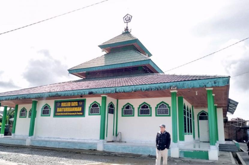 Masjid Raya Baiturrahman yang dulu bernama Masjid Muslim Pancasila warisan Presiden Soeharto di Nagari Bukit Barampuang, Kecamatan Lembah Gumanti, Kabupaten Solok, Provinsi Sumatra Barat (Sumbar). 