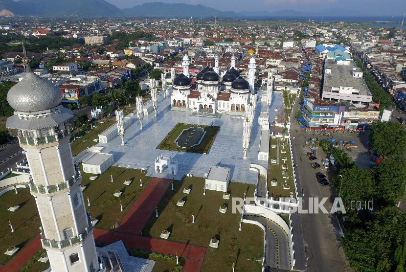 Masjid Raya Baiturrahman yang telah memiliki 12 payung elektrik, di Banda Aceh, Aceh.