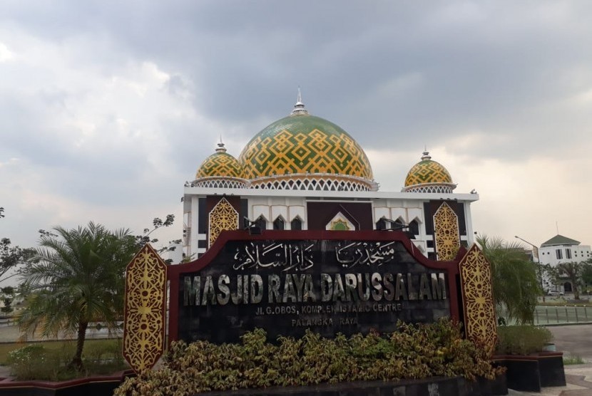 Islam berselaras dengan budaya lokal di Kalimantan. Masjid Raya Darussalam Palangka Raya berornamen khas dayak.