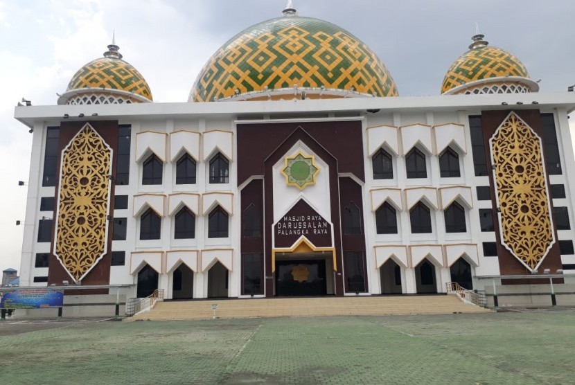 Masjid Raya Darussalam Palangka Raya berornamen khas dayak.