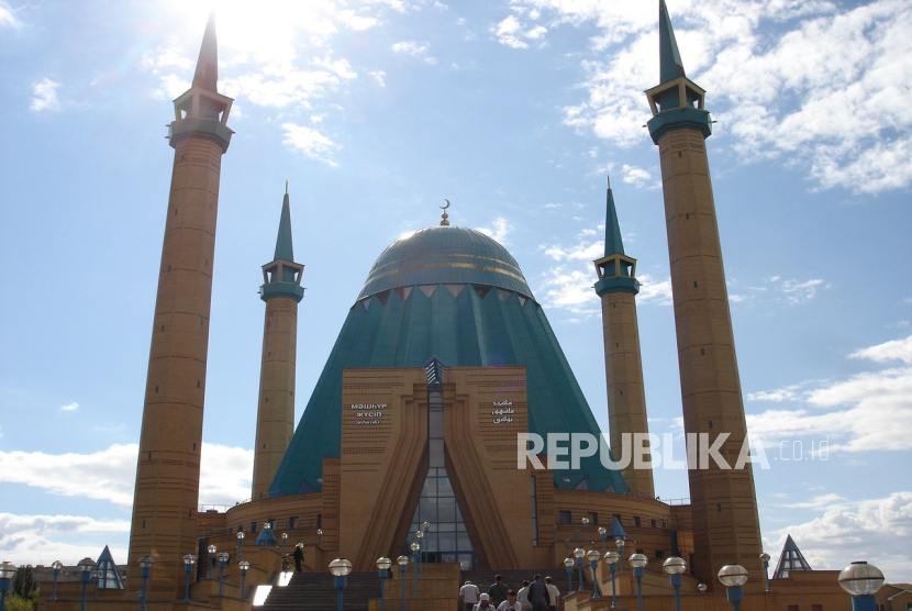 Masjid Raya Mashkhur Jusup di Pavlodar, Kazakhstan