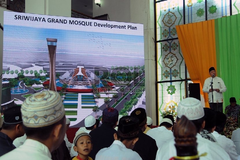 Gubernur Sumatera Selatan (Sumsel) Alex Noerdin di hadapan jamaah  memaparkan rencana pembangunan Masjid Raya Sriwijaya 
