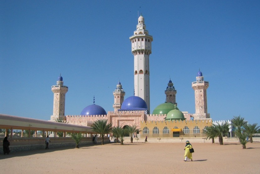 Senegal membuka masjid dan gereja meski angka Covid-19 terus naik.Masjid Raya Touba, Senegal
