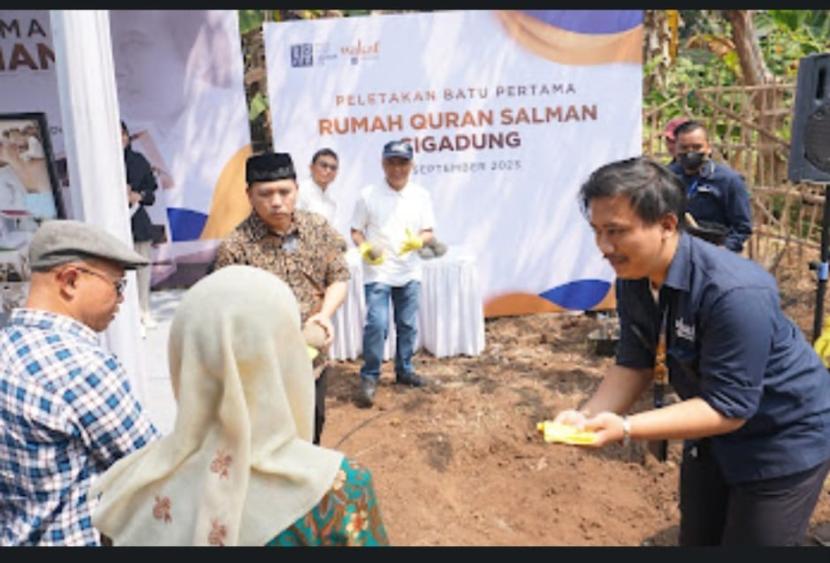 Masjid Salman ITB bersama Wakaf Salman menggelar acara Peletakan Batu Pertama Rumah Qur’an Salman pada di Jl Trs Cigadung Selatan Dalam II, Cibeunying Kaler, Kota Bandung.