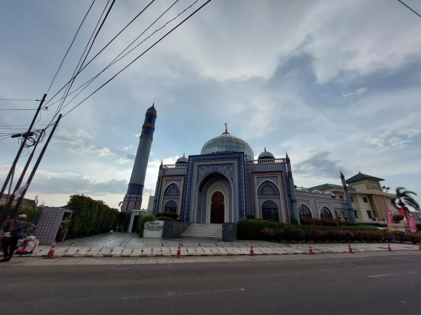 Masjid Sari Asih yang terletak di Sukajadi, Kota Tangerang, Kamis (7/4/2022). Masjid ini memiliki ciri khas kubah kaca dan detail ornamen Maroko. Berkunjung ke Masjid dengan Kubah Kaca Ala Maroko di Tangerang
