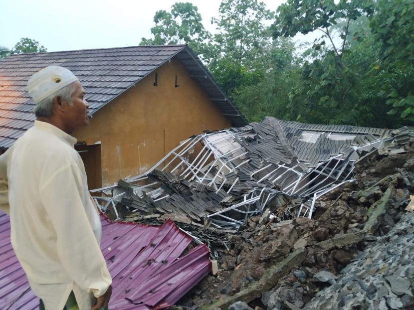 Masjid sekolah di Kelurahan Setiawargi, Kecamatan Tamansari, Kota Tasikmalaya, ambruk akibat tertimpa bangunan roboh, Jumat (8/1). Ambruknya bangunan itu akibat hujan dengan intensitas tinggi sejak Jumat siang.