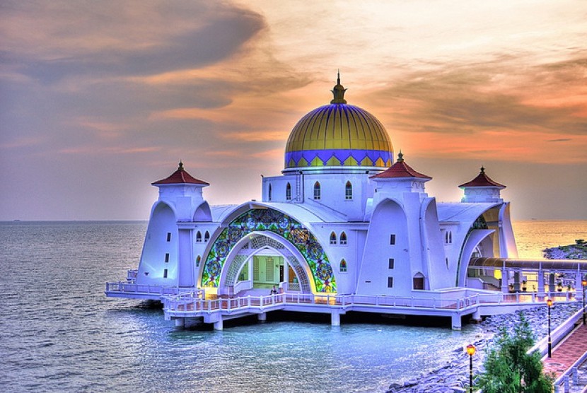   Masjid Selat Malaka di Malaysia. Salah satu masjid yang dianggap paling megah dan indah.