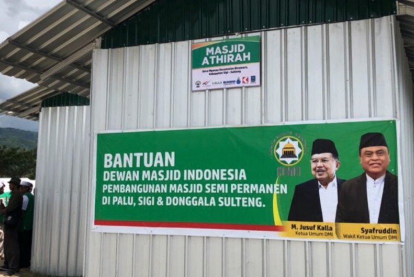 Masjid semi permanen ketiga yang dibangun Dewan Masjid Indonesia, di Kamp Pengungsian Desa Mpanau Kecamatan Biromaru Kabupaten Sigi, Sulawesi Tengah.