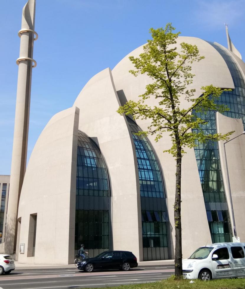  Masjid Jerman Siarkan Panggilan Adzan untuk Sholat. Foto:  Masjid Sentral Cologne di Kota Cologne atau Koln, Jerman.