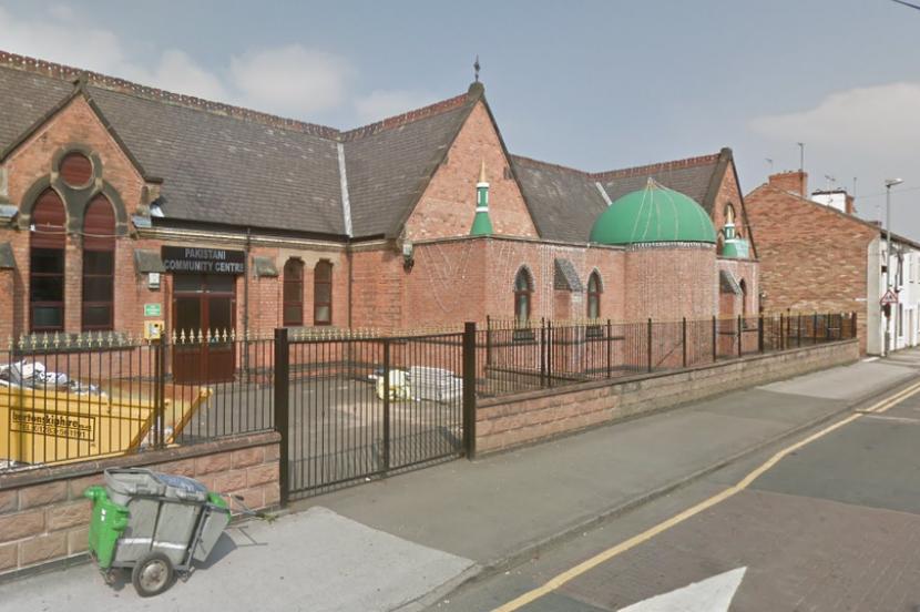 Masjid Sentral Jamia Rizvia berada di Jalan Uxbridge, Burton, Inggris.