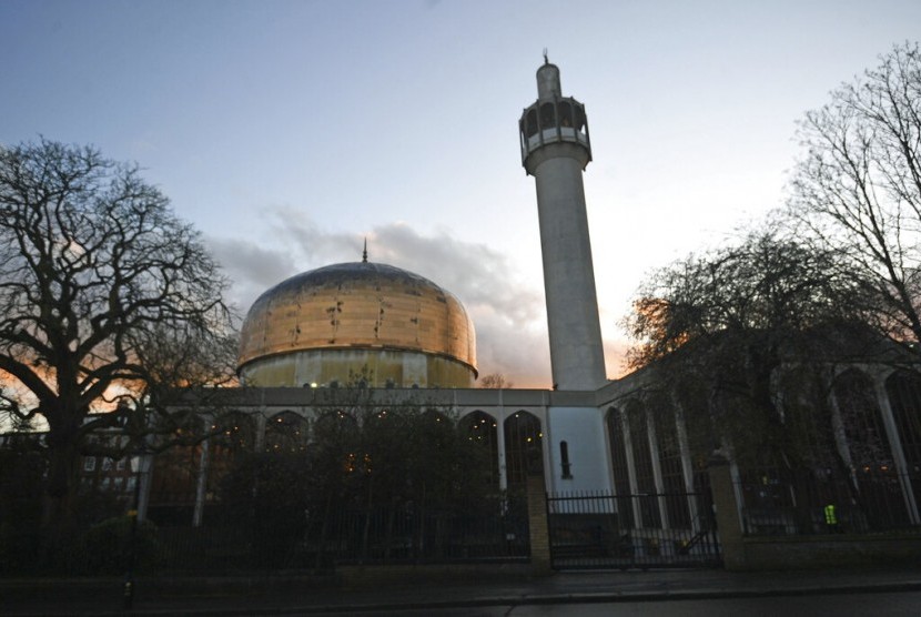 Masjid Sentral London (London Central Mosque) di Regents Park, London utara, Inggris.