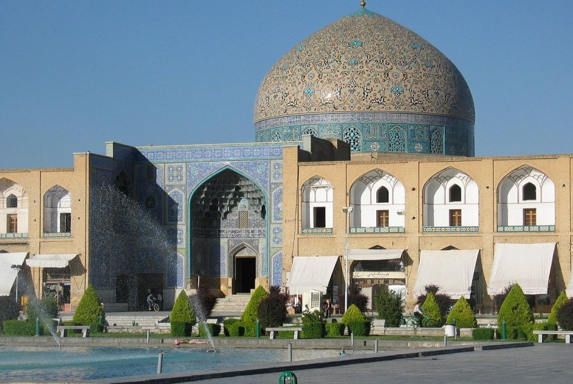 10 Masjid Megah di Iran dengan Arsitektur Unik (1). Masjid Sheikh Lotfollah adalah contoh menakjubkan dari arsitektur Iran yang rumit.