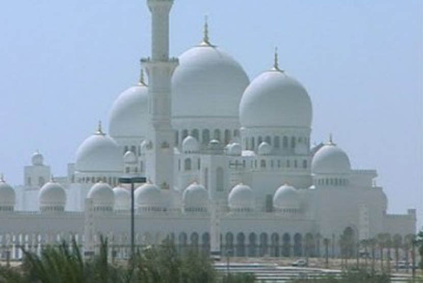 1.253 Masjid UEA Kembali Gelar Sholat Jumat. Foto: Masjid Sheikh Zayed - Abu Dhabi, UEA