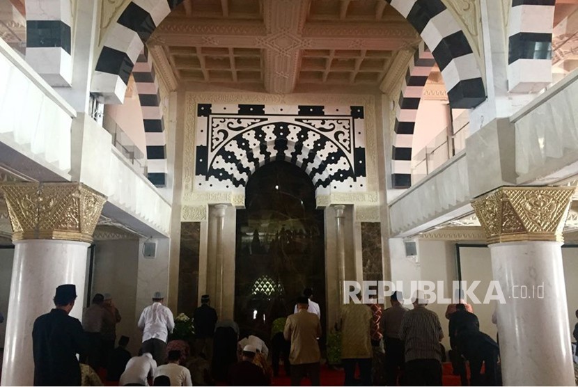  Masjid  Suciati Saliman Perpaduan Timur  Tengah  dan Jawa 