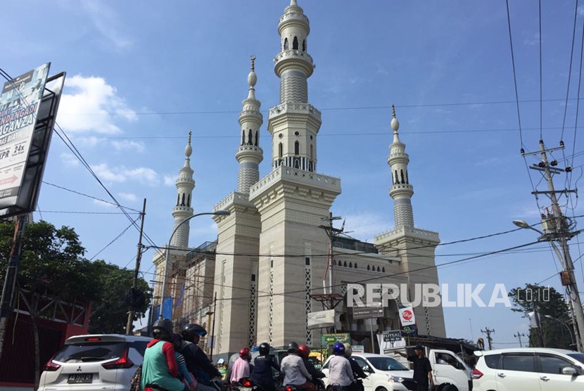  Masjid Suciati Saliman yang berlokasi di Jalan Gito Gati, Sleman, DIY. Masjid dengan desain khas Timur Tengah dan Jawa ini terdiri atas empat lantai dengan total kapasitas sekitar seribu jamaah.