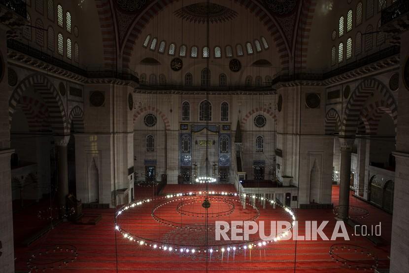 Masjid Suleymaniye yang kosong pada hari keempat pembatasan 4-hari virus korona yang diberlakukan untuk membendung pandemi Covid-19 di malam yang diyakini sebagai  Lailatul Qadar, salah satu malam paling suci bagi Muslim di Istanbul, Turki pada 19 Mei 2020.