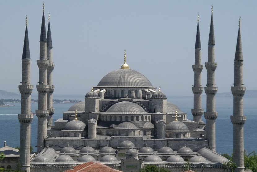   Masjid Sultan Ahmet atau Masjid Biru di Istanbul, Turki.