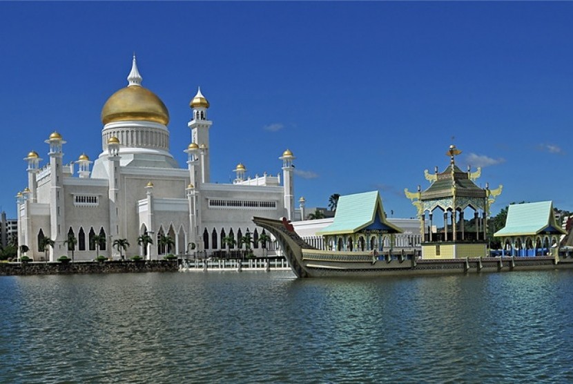 Brunei adalah negara Islam dengan sejuta panorama indah. Masjid Sultan Omar Ali Saifuddin di Bandar Seri Begawan, Brunei Darussalam.