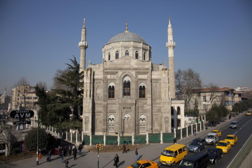 Masjid Sultan Pertevniyal Valide di Istanbul, Turki yang dibangun pada masa Kesultanan Ottoman. Masjid ini memiliki gaya arsitektur eklektik yang memadukan gaya arsitektur yang berbeda dalam satu struktur. Masjid Pertevniyal Valide Sultan, Arsitektur Gaya Eklektik di Istanbul