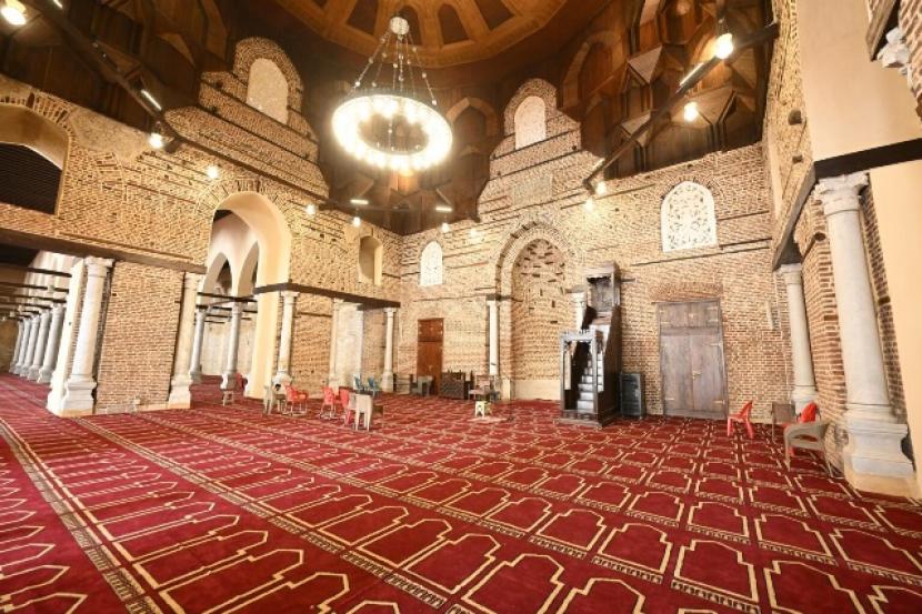 Ilustrasi masjid yang bersih dan indah.