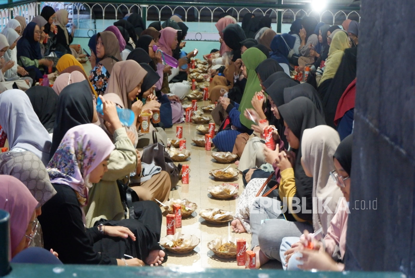 Masjid Syuhada Yogyakarta Kembali menghadirkan program takjil dengan menu Nusantara selama bulan Ramadhan 1446 Hijriyah. Setiap hari, masjid ini menyiapkan 1.000 porsi takjil dengan berbagai kuliner khas dari seluruh Indonesia. 