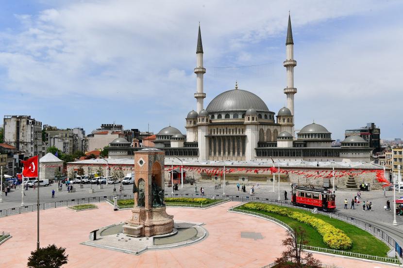 Masjid Taksim di alun-alun Istanbul.
