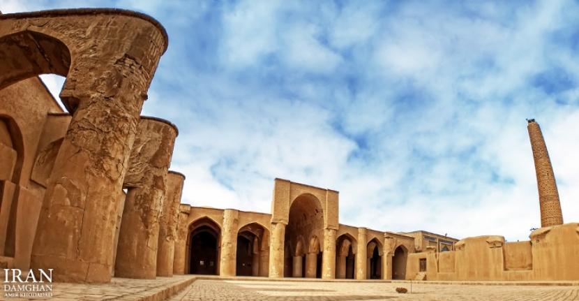 Masjid Tarikhaneh yang terletak di tenggara Damghan, Iran di bangun pada 130 H.