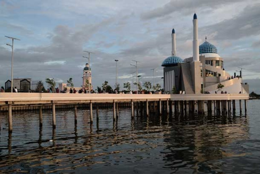  Masjid Terapung Amirul Mukminin di Pantai Losari,Makassar, Sulawesi Selatan.