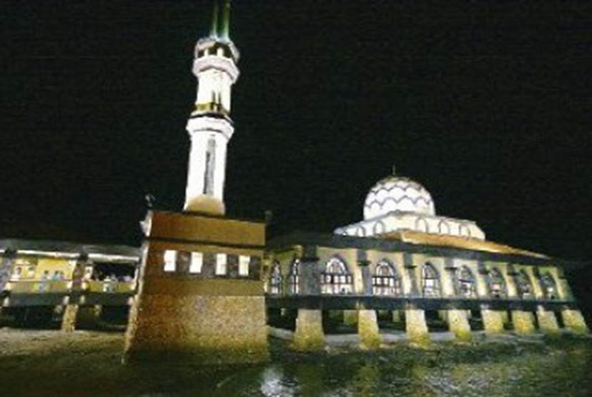 Perlis Izinkan Sholat Berjamaah Terbatas di Masjid. Foto: Masjid Terapung Kuala Perlis