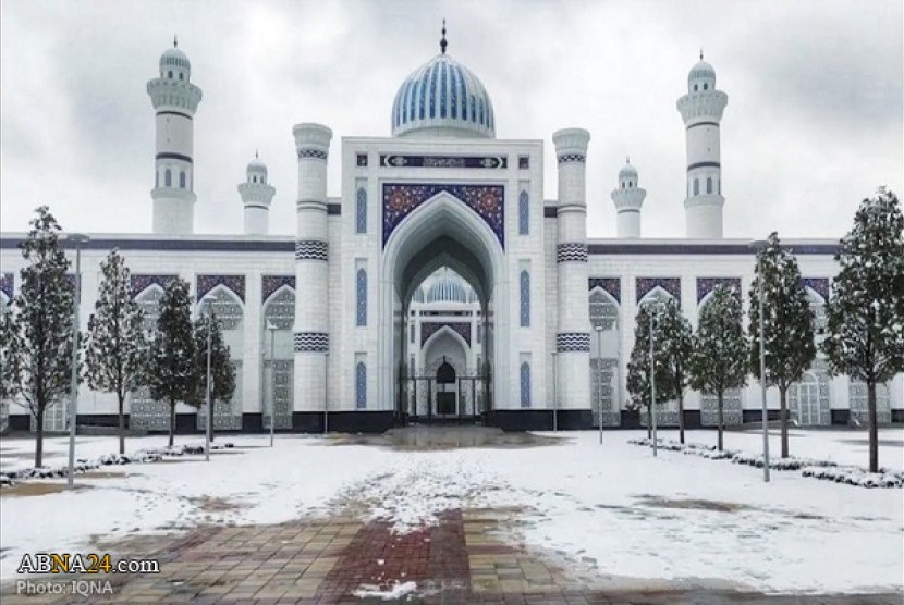 Tajikistan Izinkan Kembali Sholat Berjamaah di Masjid. Masjid terbesar di Asia Tengah telah dibangun di Dushanbe, Tajikistan. Masjid tersebut akan diresmikan pada Maret 2020.