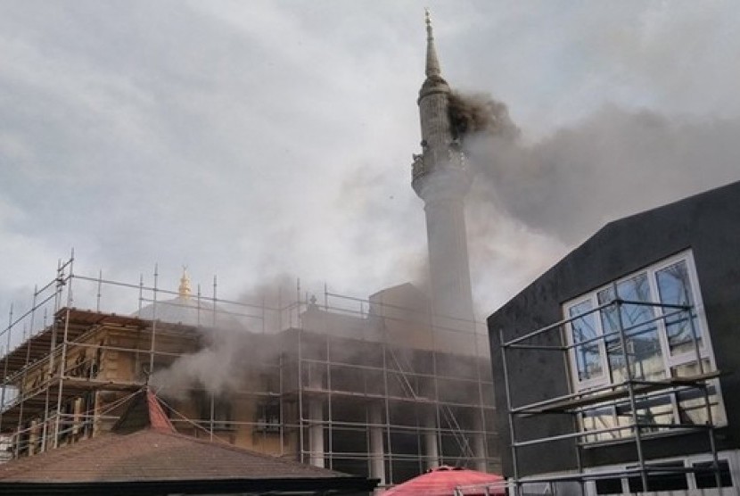 Masjid Tesvikiye di Istanbul, Turki terbakar saat dalam proses pemugaran.
